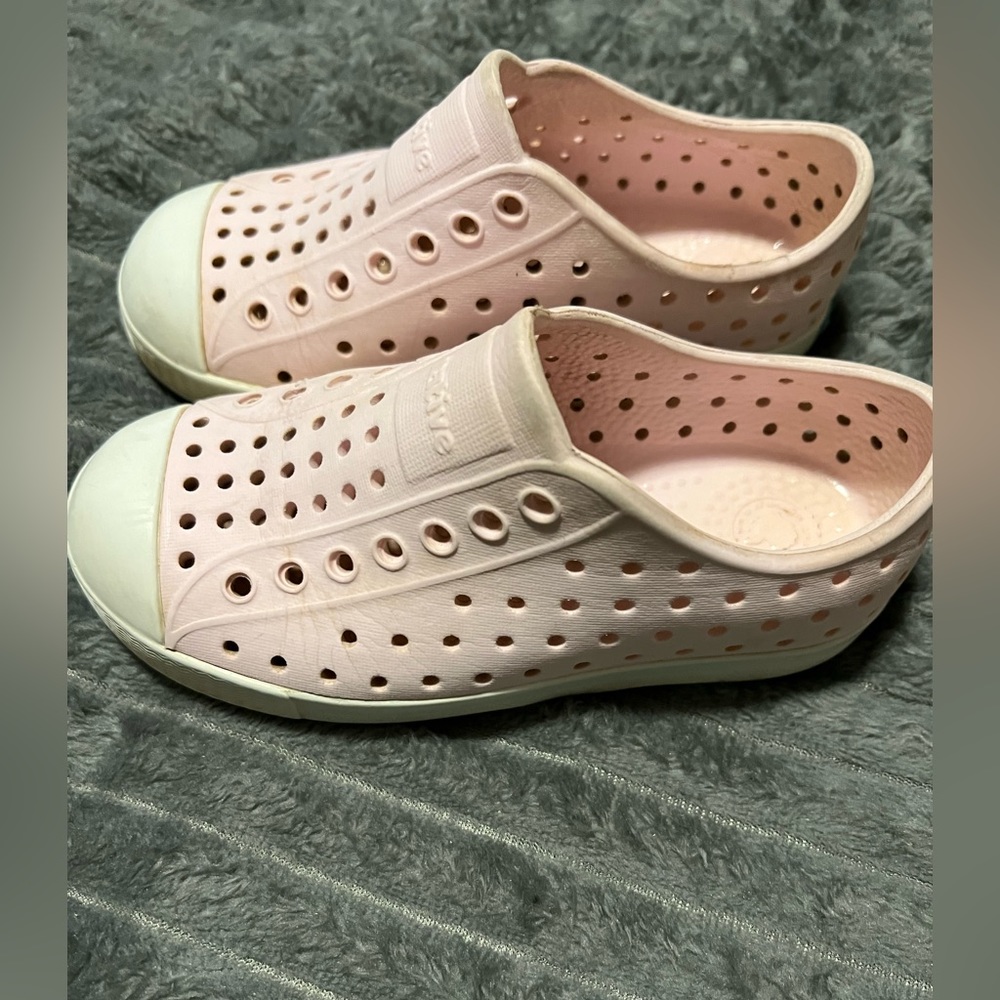 Native Jefferson’s pink size 10